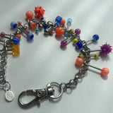Pulsera colmada de piercings