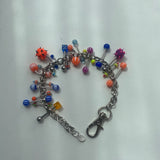 Pulsera colmada de piercings